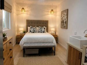 a bedroom with a bed and a sink at Hilton Hideaway in Hilton