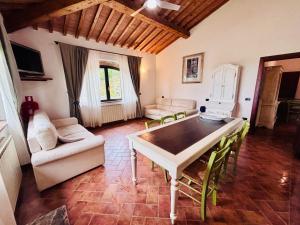 a living room with a table and chairs at Il Casolare Val Di Mare in Riparbella