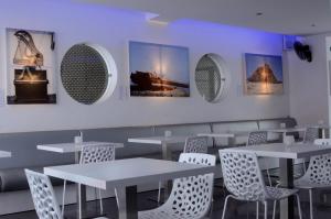 Un restaurante o sitio para comer en Prassa 3 Boutique Hotel