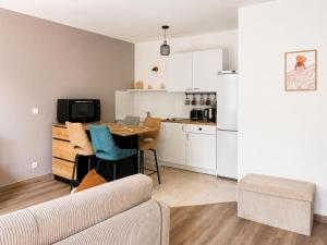 a living room and kitchen with a table and a couch at Au coeur de Vernon - Appartement 4 pers - à 10min Giverny in Vernon