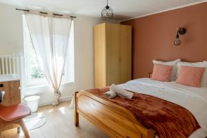 ein Schlafzimmer mit einem großen Bett und einem Fenster in der Unterkunft Le Zigzag in Retournac + 10 Fotos