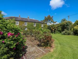 an old house with a garden in front of it at Cairbre House in Dungarvan