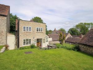 an exterior view of a house with a yard at 5 Shrewsbury Road in Much Wenlock