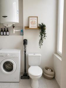 a bathroom with a toilet and a washing machine at Au coeur de Vernon - Appartement 4 pers - à 10min Giverny in Vernon +12 photos