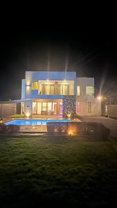 a large house at night with its lights on at VLAP Residence in Baie du Tombeau