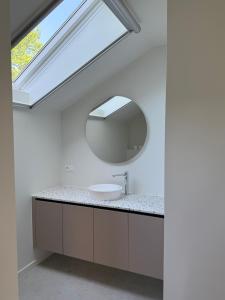 a bathroom with a sink and a mirror at De Villadroom in Hasselt