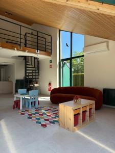 a living room with a couch and a table at De Villadroom in Hasselt