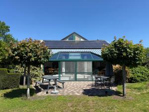 a house with a picnic table and two trees at De Villadroom in Hasselt +39 photos