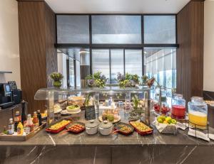 a buffet with food and drinks on a counter at Vivanta Vrindavan in Vrindāvan
