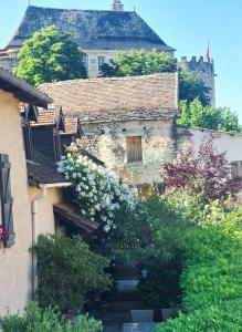 an old building with flowers on the side of it at ROMELLA's ROOM in Saint-Projet