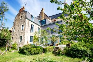 an old stone house with a garden in front of it at Cité Plantagenêt, Jardin & piscine 24H du Mans in Le Mans