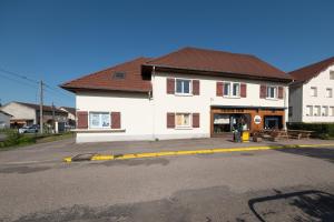 a building on the side of a street at Les Brimbelles in Brû