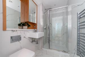 a bathroom with a shower and a sink at Modern 1Bed Flat in Ealing Near Tube & Shops in Ealing