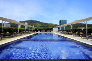 Bazén v ubytování ASHLEE Hub Hotel Patong nebo v jeho okolí