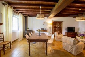 a living room with a table and chairs at L' ebénisterie in Tocane-Saint-Apre