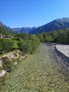a view of a river with mountains in the background at La casa delle fate in Lusevera