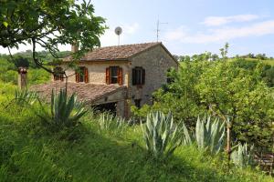 an old stone house in the middle of a field at Podere le Serre in Cingoli