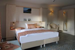 Postel nebo postele na pokoji v ubytování Hotel Haus Mönchgut