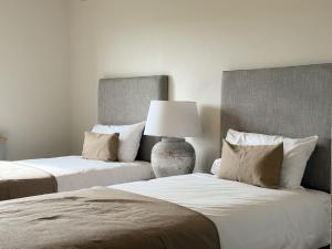 two beds sitting next to each other in a bedroom at Dough Lodge in Lahinch