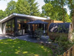 a modern garden office with a black roof at Park Berkenrhode in Wekerom +9 photos