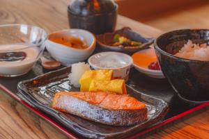 a black tray with a plate of food on a table at 那須パラダイスヴィレッジ Hotel PARADISO in Nasushiobara