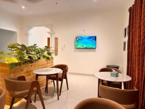 a waiting room with two tables and chairs at Sable d'Or Résidence by Star 'A' in Karachi