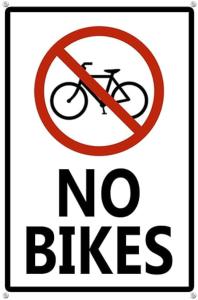 a sign that reads no bikes with a no biking sign at Levelup in Treviso
