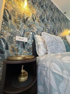 a bedroom with a bed with a blue and gold wall at Hi Malpensa - Apartment in Case Nuove