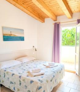 a bedroom with a bed and a window at Hotel Garni Tosca in Lido di Jesolo