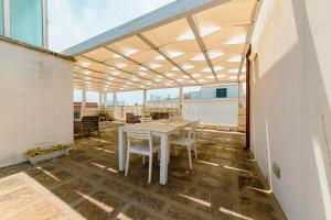 a patio with a table and chairs on a building at B&B Casa di Emma in Porto Cesareo
