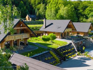 an aerial view of a log house with a garden at Bali domy RESORT & SPA in Laskowa