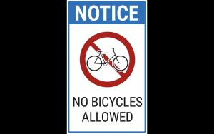 a sign that says no bicycles allowed at Dimora del Teatro in Treviso
