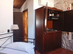 a small room with a bed and a kitchen at Hotel Corte Altavilla in Conversano