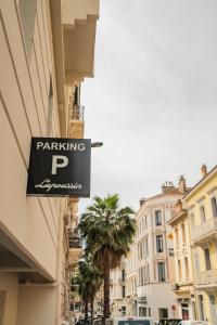 a parking sign on the side of a building at Hôtel Lepoussin in Cannes