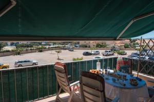 a table on a balcony with a view of a parking lot at Le Lydia - Duplex - Vue Mer - Accès direct Plage - Parking - Barbecue in Le Barcarès