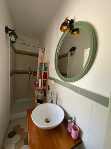 a bathroom with a sink and a mirror at Appartamento ai piedi del Borgo in Certaldo