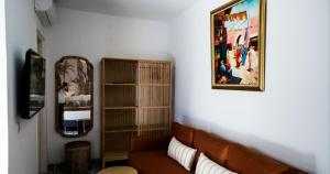 a living room with a couch and a mirror at Dar Mounia Les Oudayas in Rabat