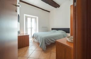 a bedroom with a bed and a window at Malù Cozy Borgo Retreat in Casperia