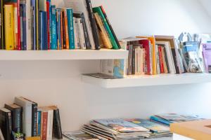 a book shelf filled with lots of books at Entre mer et rivière in Moëlan-sur-Mer