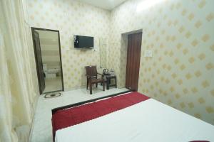 a bedroom with a bed and a sink and a mirror at Shiv Kothi Home Stay in Varanasi