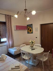 a room with a table and chairs and a bed at Casa Vacanze Nantò 2 in Santa Maria di Castellabate