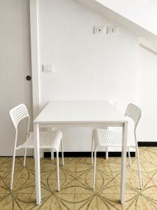 a white table and two chairs in a room at Casa di Clara in Rapallo