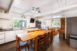 a kitchen and dining room with a wooden table and chairs at Ferienhaus Bondelum in Bondelum