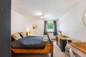 a bedroom with a bed and a desk at Ferienhaus Bondelum in Bondelum