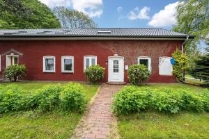 a red house with a white door at Ferienhaus Bondelum in Bondelum