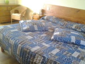 A bed or beds in a room at hotel restaurant des voyageurs