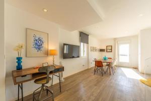 a room with a desk and chairs and a table at Caracolas Luxury House Duplex in Tarifa