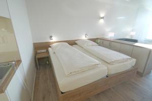 een bed met twee kussens in een kamer bij Alte Teestube in Norderney