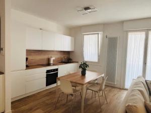 a kitchen with a table and chairs in a room at Bassano Sweet Home in Bassano del Grappa