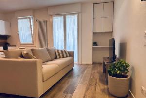 a living room with a couch and a tv at Bassano Sweet Home in Bassano del Grappa +1 photo
